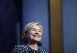 Eftertragtet. CNN og NBC havde planer om at give tv-tid til henholdsvis en film og en mini-serie om den måske kommende præsidentkandidat Hilllary Clinton, men planerne er nu droppet. 