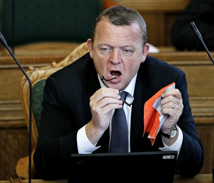 Tavs. 692 dage er det, siden  Venstres formand, Lars Løkke Rasmussen, sidst stod på Folketingets talerstol, og det vil Socialdemokraterne ikke lade gå ubemærket hen, når Folketinget i dag tager hul på åbningsdebatten. - Foto: 