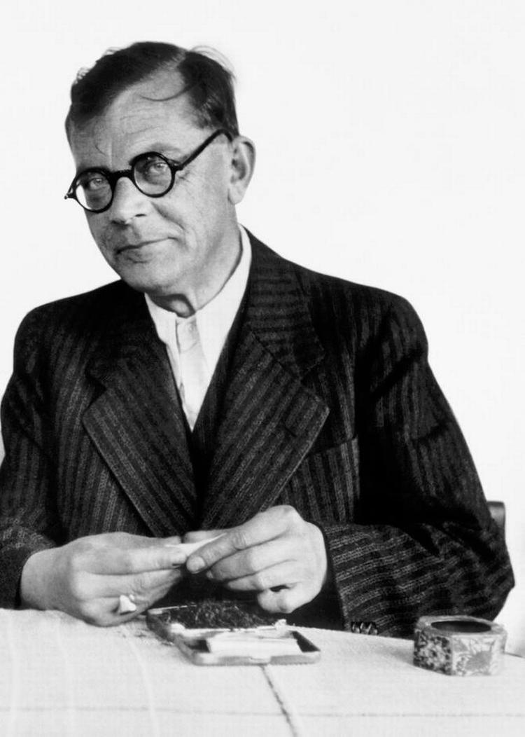 balancegang. Hans Fallada brød sig ikke om nazismen, men han kunne ikke få sig selv til at forlade sit land. Han prøvede at opretholde en vanskelig balance mellem trods og eftergivenhed. 