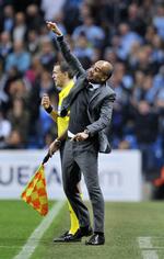 fremad. Pep Guardiola dirigerer sine Bayern-spillere fra sidelinjen mod Manchester City. 