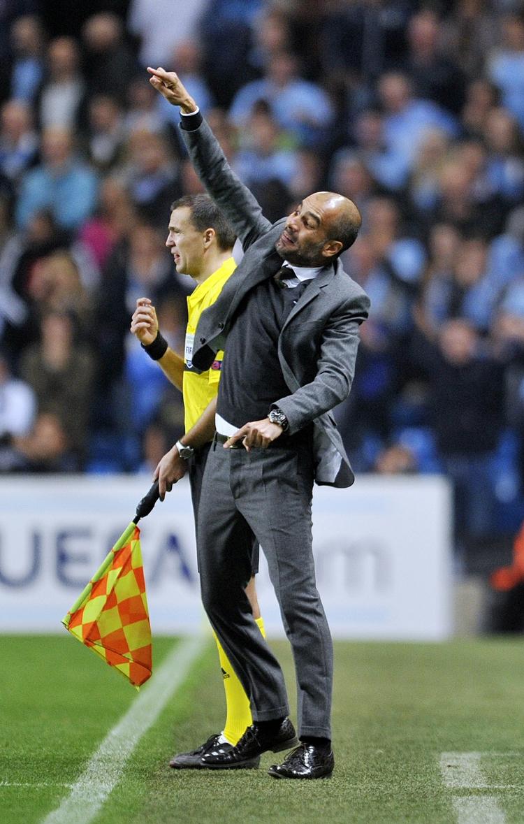 fremad. Pep Guardiola dirigerer sine Bayern-spillere fra sidelinjen mod Manchester City. 