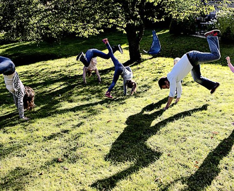 Vejrmøller. Familien Lagerqvist har afprøvet nogle øvelser fra bogen "Bevæg dig med dit barn." 