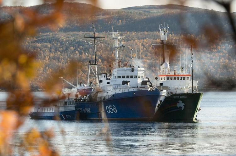 ANHOLDT. Det var fra skibet Arctic Sunrise (th), at 30 Greenpeace-aktivister forsøgte at borde en russisk olieboreplatform i Det Artiske Hav. 