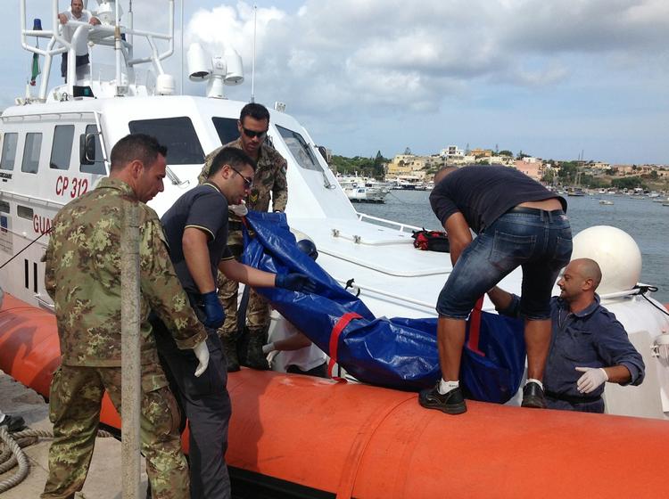 Skibsbrud. En båd med flere hundrede illegale immigranter er sunket ud for den italienske ø Lampedusa. Foreløbig er 82 fundet druknet, og 163 er reddet i land. . 