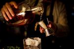 Gratis. I tre uger kan man få sig en sjælevarmende rom på Højbro Plads. Der er gratis smagsprøver om eftermiddagen og rigtig cocktailbar om eftermiddagen med besøg af bl.a. bartendere fra Strøm (billedet) 