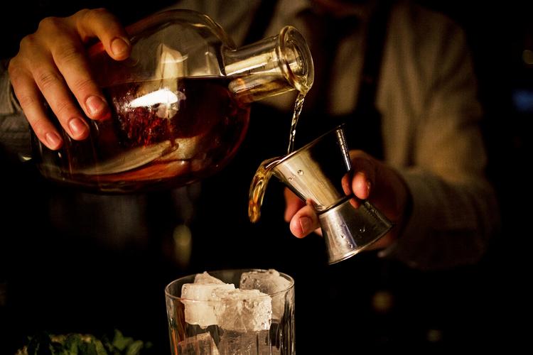 Gratis. I tre uger kan man få sig en sjælevarmende rom på Højbro Plads. Der er gratis smagsprøver om eftermiddagen og rigtig cocktailbar om eftermiddagen med besøg af bl.a. bartendere fra Strøm (billedet) 