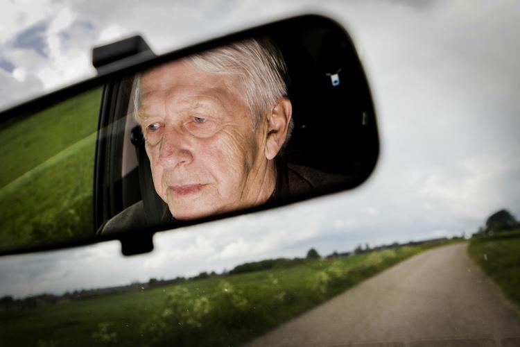 Gammeldags. At alle 70-årige kaldes til lægetjek for at få fornyet deres kørekort er en forældret regel, mener lægeforening. 