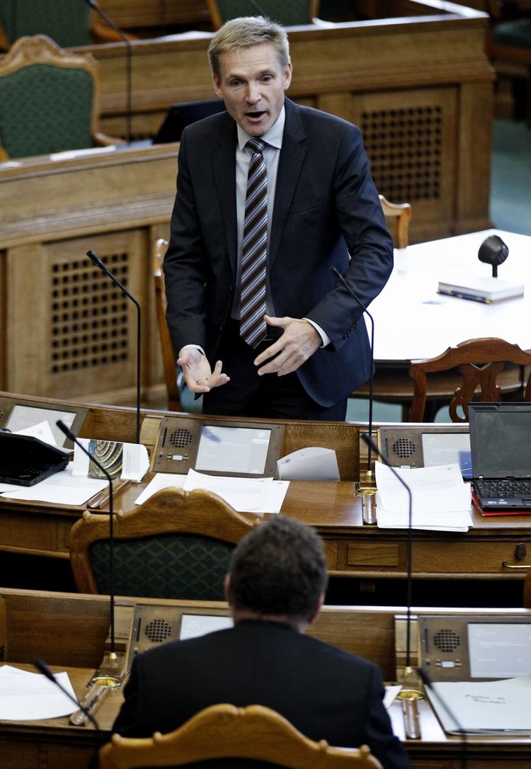 Nej. DF stemmer ikke for rød bloks vedtagelse, selv om den flugter med partiets poliitk. 
