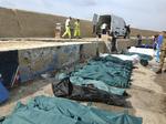 Ulykke. De døde efter skibsforlis ligger på række i havnen i Lampedusa. 