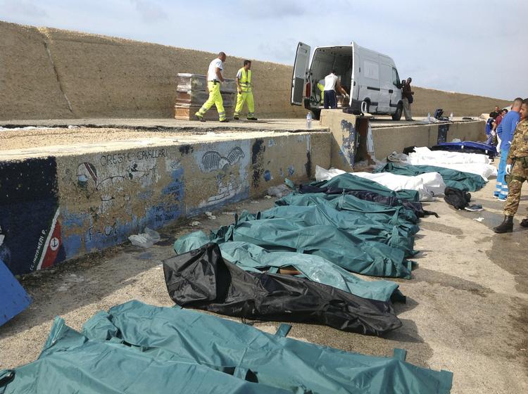 Ulykke. De døde efter skibsforlis ligger på række i havnen i Lampedusa. 