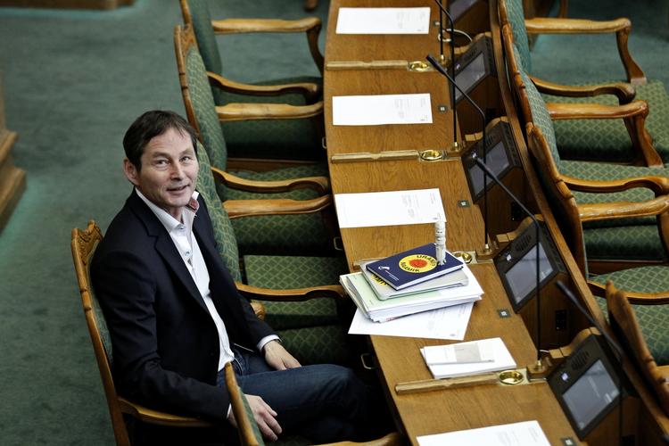 SIDSTEMAND. Johan Lund Olsen er en af dagens sidste talere. Politiken følger ham gennem ventetiden. 