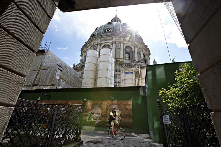 Forsinket. Ved Marmorkirken har Metroselskabet oplyst, at en lokal forsinkelse vil slå igennem 1:1 i forhold til hele projektet. Her bliver tunnelborearbejdet forsinket i otte måneder. 