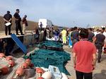 Bådulykke. Ligene blev lagt på havnen i Lampedusa, efterhånden som de blev bjerget. 