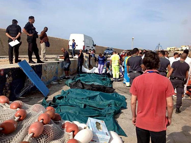 Bådulykke. Ligene blev lagt på havnen i Lampedusa, efterhånden som de blev bjerget. 