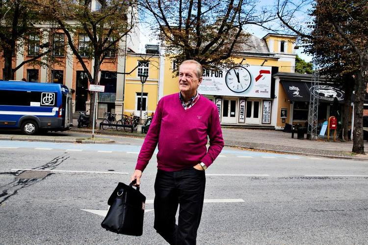 Pigtrådsmester. Keld Heick på Frederiksberg Allé foran den bygning, som i 1960’erne husede spillestedet Hit House. Her spillede han med sit band The Donkeys den aften i 1965, hvor de vandt DM i pigtråd. Foto: Jacob Ehrbahn 