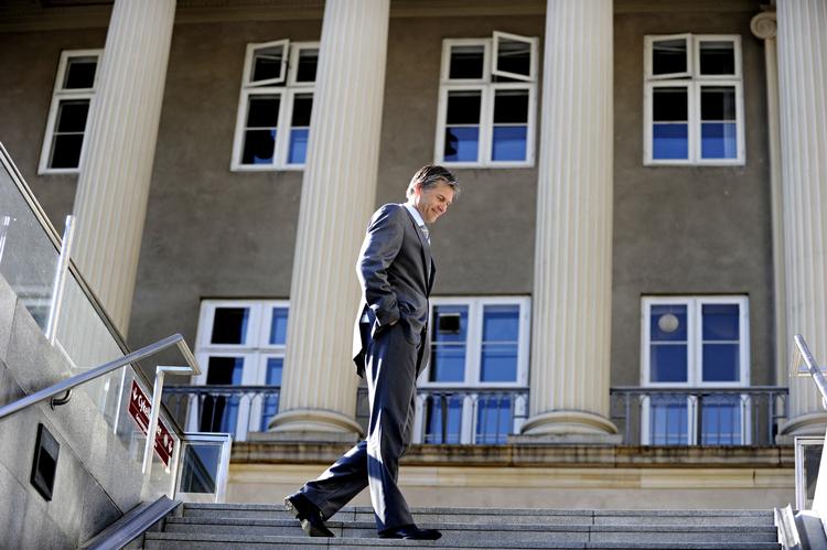 tronskifte. Danske Banks bestyrelse skubbede Eivind Kolding af direktørstolen for et par uger siden og erstattede ham med ham her: nordmanden Thomas Borgen. 