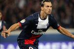 karantæne? Zlatan Ibrahimovic er blevet afsløret på et foto under en kamp mod Toulouse, hvor han lavede en pistolgestus mod en spiller på bænken. 