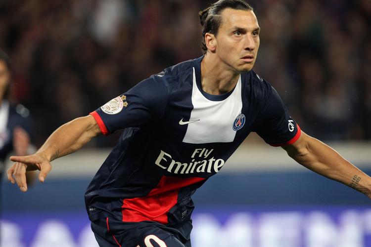 karantæne? Zlatan Ibrahimovic er blevet afsløret på et foto under en kamp mod Toulouse, hvor han lavede en pistolgestus mod en spiller på bænken. 