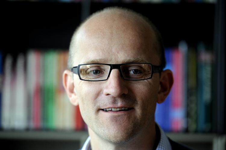 Psykiatri. »Det nytter ikke blot at sige, at nu skal ventelisterne høvles ned, og at der skal bruges mindre tvang. Realiteten er, at der er mangel på udgående teams, som tidligt kan sætte ind med behandling, og dermed forbygge både almindelige indlæggelser og tvangsindlæggelser«, siger Mads Koch Hansen, formand for Lægeforeningen. - Foto: 