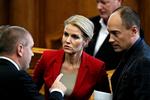 Topmøde. Finansminister Bjarne Corydon (S) diksuterer debattens gang med statsminister Helle Thorning-Schmidt (S) og politisk ordfører Magnus Heunicke (S) under Folketingets åbningsdebat. 