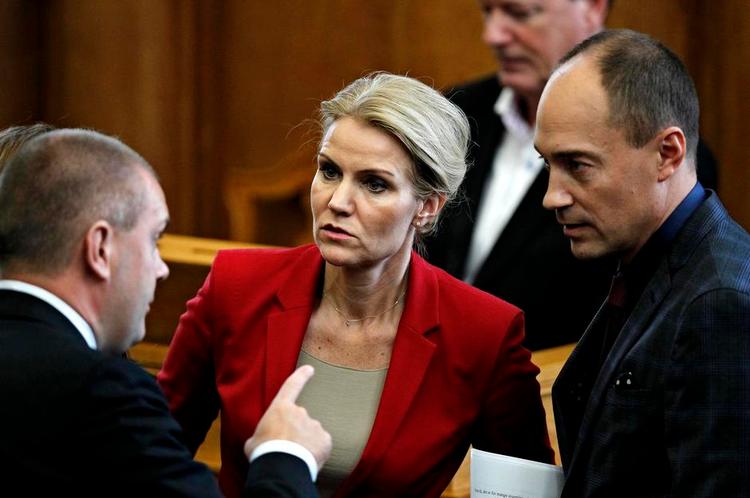 Topmøde. Finansminister Bjarne Corydon (S) diksuterer debattens gang med statsminister Helle Thorning-Schmidt (S) og politisk ordfører Magnus Heunicke (S) under Folketingets åbningsdebat. 