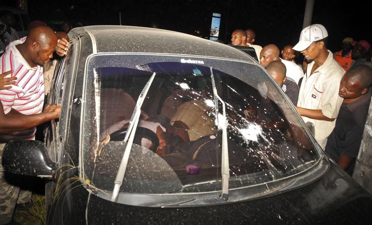 Drab. Den muslimske præst Ibrahim Omar og tre af hans tilhængere dræbt. blev i aftes dræbt i denne bil i Mombasa i Kenya. 