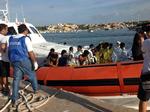 REDNING. Italiensk redningsbåd ankommer til Lampedusa med nogle af de overlevende fra nattens forlis. 