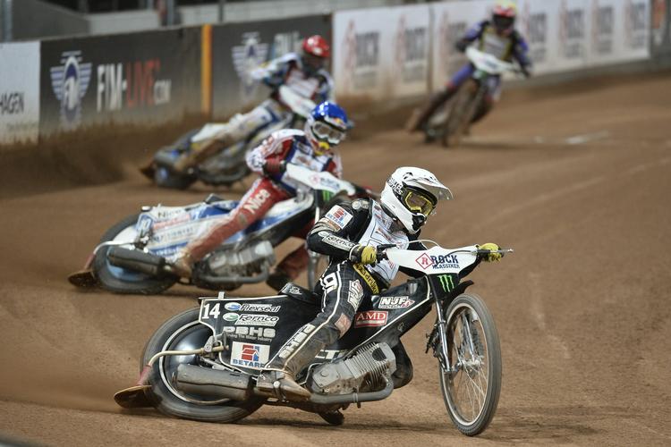 OPSEDASSE. For to uger styrtede Tai Woffinden i Stockholm, men et brækket kraveben skal ikke forhindre briten i at vinde VM. 