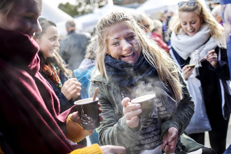sammen. De tre veninder, Louise Sloth Thomsen, Nanna Nyholm og Lotte Kellemann (helt th), er til arrangementet ’Sammen Mod Madspild’, som fredag eftermiddag samler hundredvis af nysgerrige og madspilds-bevidste mennesker på Rådhuspladsen i København. 