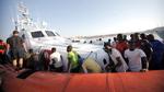 LANDSÆTNING. Flygtninge gør sig klar til at træde på land efter at være blevet reddet fra en bådulykke uden for den italienske ø Lampedusa, hvor flere hundrede illegale immigranter sank. 