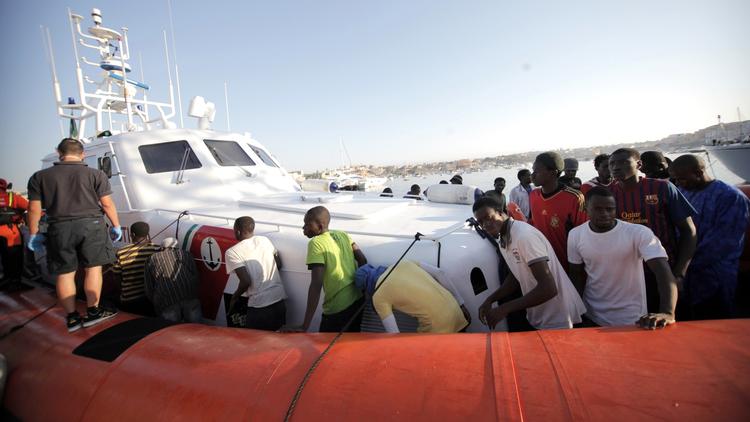 LANDSÆTNING. Flygtninge gør sig klar til at træde på land efter at være blevet reddet fra en bådulykke uden for den italienske ø Lampedusa, hvor flere hundrede illegale immigranter sank. 