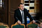 LANDSMØDE. Når Lars Løkke i dag står på talerstolen og pladen om, at 'det skal være billigere at være dansker' spiller, så spørg dig selv: Billigere for hvem? skriver Dan Jørgensen. 