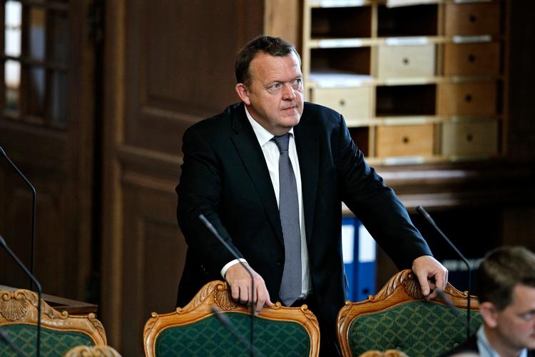 LANDSMØDE. Når Lars Løkke i dag står på talerstolen og pladen om, at 'det skal være billigere at være dansker' spiller, så spørg dig selv: Billigere for hvem? skriver Dan Jørgensen. 