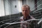 VINDUESSMADDERI. Lars Georg Jensen er grundejerformand på Tudskærvej i Vanløse og har rockere som nabo. Han er overbevist om, at det er dem, der har smadret hans vinduer. 