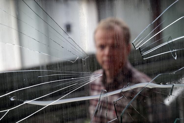 VINDUESSMADDERI. Lars Georg Jensen er grundejerformand på Tudskærvej i Vanløse og har rockere som nabo. Han er overbevist om, at det er dem, der har smadret hans vinduer. 