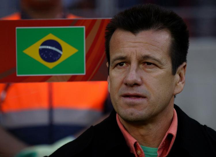 Ledig. Carlos Dunga var landstræner for Brasilien 2006-2010, men blev fyret efter nederlaget i VM-kvartfinalen til Holland. 