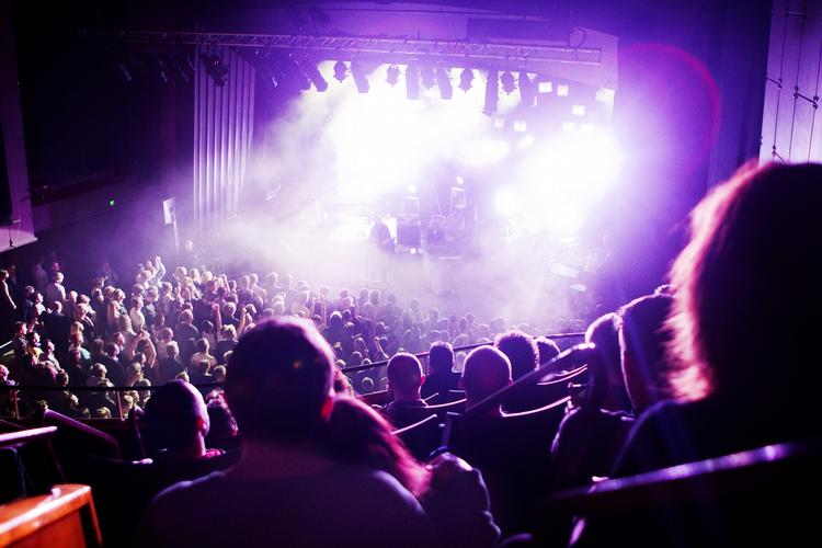 Teater. Her ses teatret indefra da Kashmir spiller deres første koncert på Trespassers turne i Fredericia Teater. 