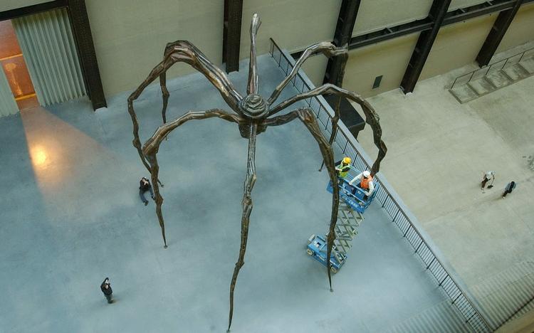 Edderkopper. Her ses én af Louise Bourgois' edderkopper blive sat op på Tate Modern gallery i London. 