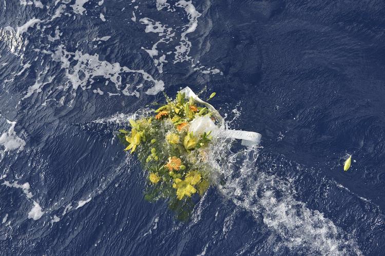 Et skib sejlede i dag over det sted, hvor Lampedusa sank. Her smed kaptajnen en buket gule roser til minde om de mange omkomne på havets bund. 