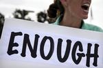 PROTEST. Nu er det nok, mener Vicki Maturo, der her demonstrerer i Los Angeles mod den statslige betalingsstandsning. 