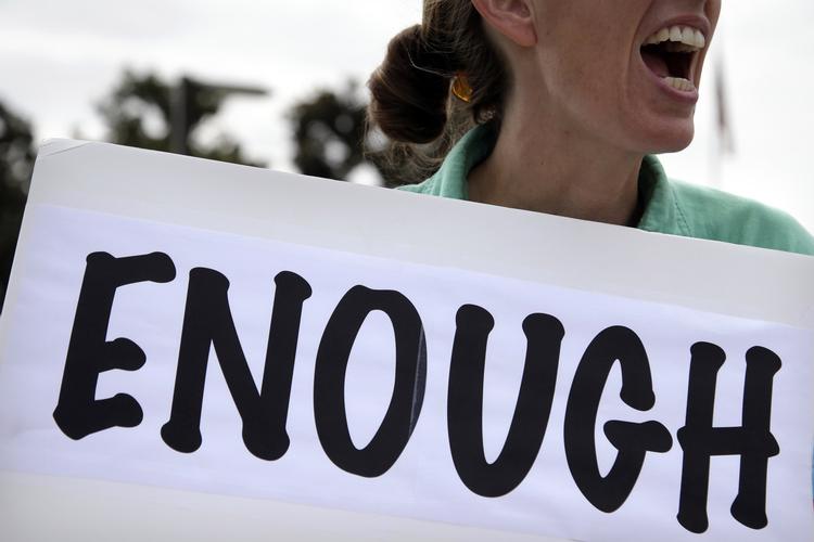 PROTEST. Nu er det nok, mener Vicki Maturo, der her demonstrerer i Los Angeles mod den statslige betalingsstandsning. 