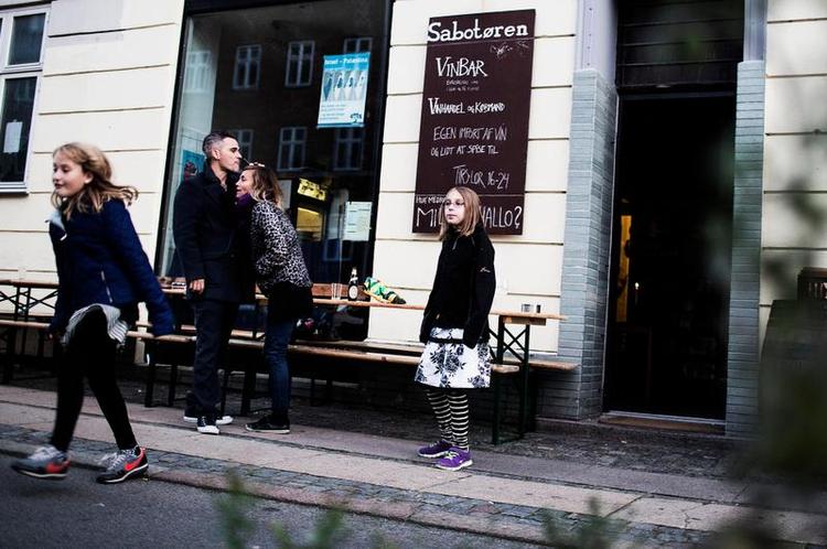 Tilløbsstykke. Hygge på Sabotøren, der ud over at servere vin viser sympati med dem, der kæmper mod overmagten. 