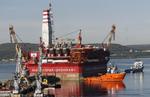 Klimastrid. Denne olieboreplatform er stridens kerne. Den er her på vej fra Murmansk og ud i havet. 