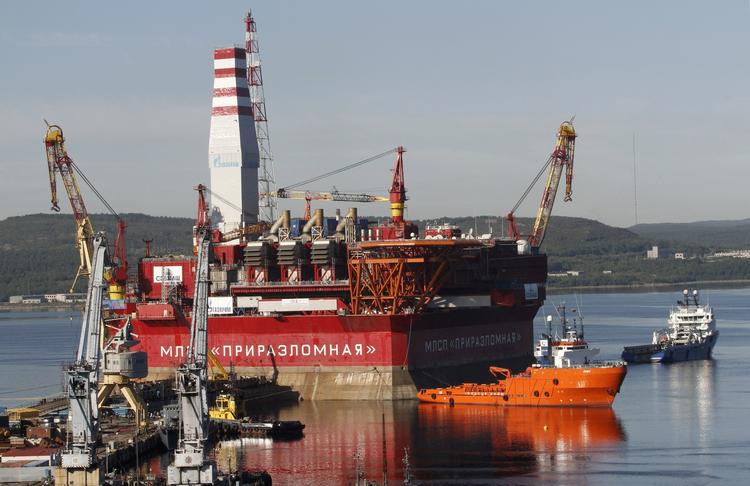 Klimastrid. Denne olieboreplatform er stridens kerne. Den er her på vej fra Murmansk og ud i havet. 
