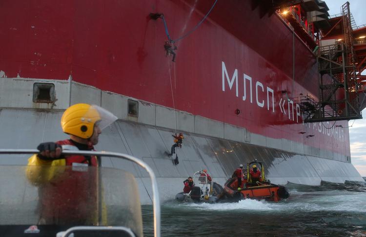 AKTION. Greenpeacemedlemmerne fotograferetunder protesten ved den russiske boreplatform. 
