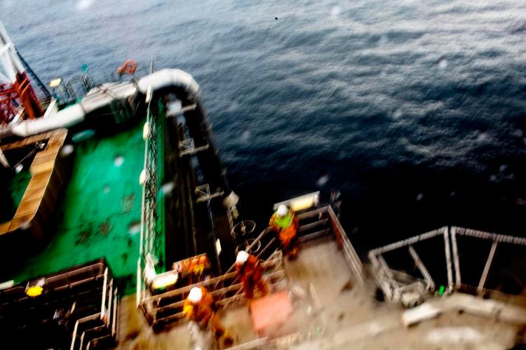 <cutline_leadin>energijagt.</cutline_leadin> Med de nye aftaler <252>sikres Dong mulighed for fortsat at lede efter olie og gas som her i Nordsøen. <fotograf><240>Arkivfoto: Magnus Holm</fotograf> 