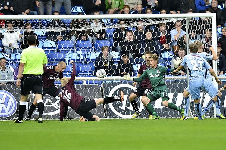 2-2. Viktor Lundberg fra Randers FC udligner til 1-1 mod AGF i dagens superligakamp. Kampen endte uafgjort 2-2. 