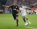 1-1. Leverkusens Lars Bender (til venstre) udfordrer Bayerns Franck Ribery. Kampen endte uafgjort. 