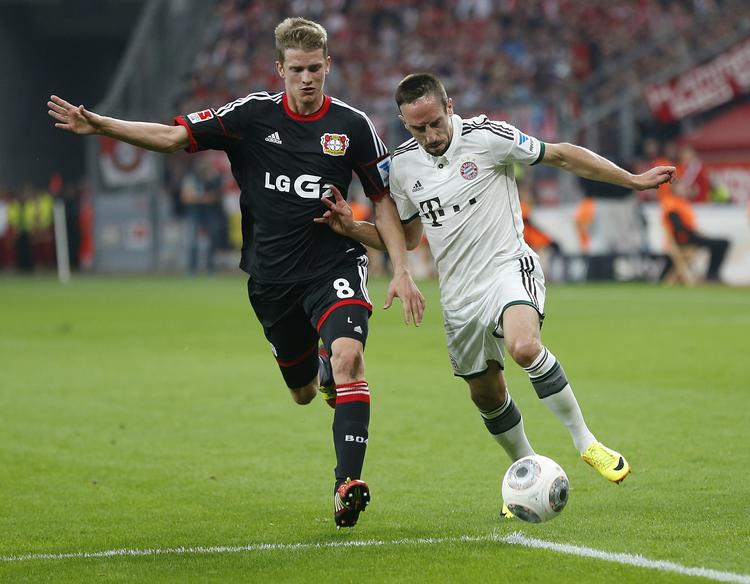 1-1. Leverkusens Lars Bender (til venstre) udfordrer Bayerns Franck Ribery. Kampen endte uafgjort. 
