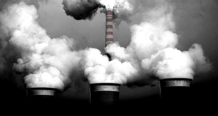 klima. Danmark skal reducere udledningerne af drivhusgasser med 80 procent frem mod 2030. En kæmpe indsats, men Danmark bør gøre endnu mere, skriver Frej Klem Thomsen. På billedet ses røg fra en fabrik i byen Dadong i den kinesiske Shan'xi-provins. 